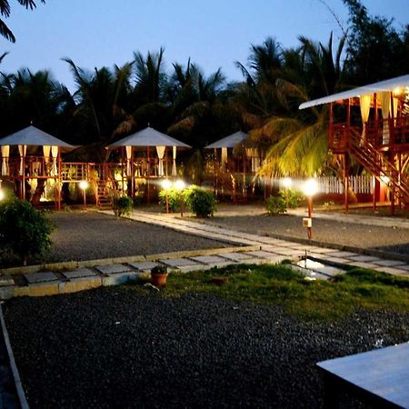 Oyo 81018 Moonlight Farm Stays Solapur Buitenkant foto