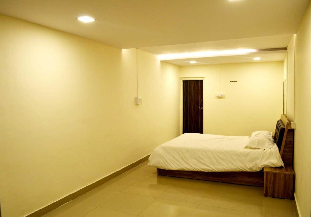 Oyo 81018 Moonlight Farm Stays Solapur Buitenkant foto