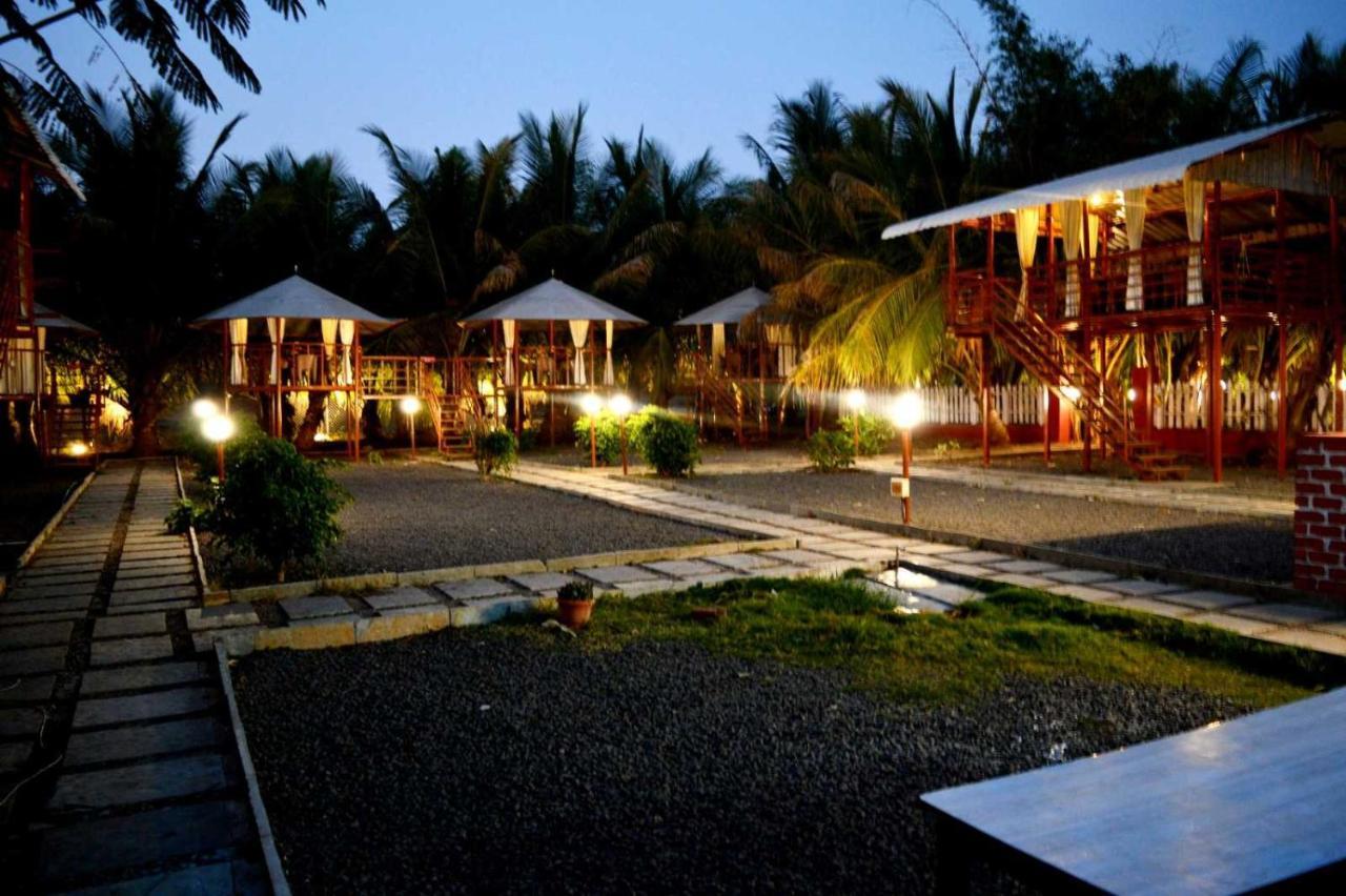 Oyo 81018 Moonlight Farm Stays Solapur Buitenkant foto